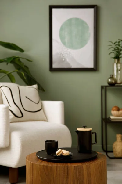 Oturma Odasının Şık Bir Kompozisyonu Model Yeşil Duvar Kahverengi Yastıklı — Stok fotoğraf