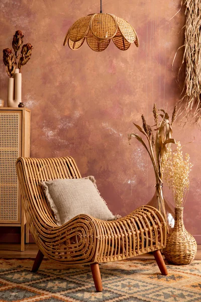 Stylish Boho Vintage Dining Room Interior Rattan Armachair Pillow Carpet — ストック写真
