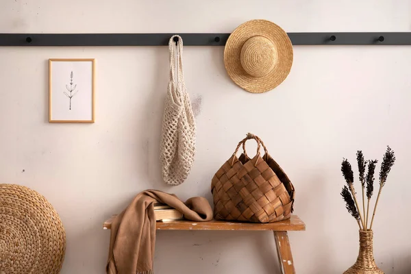 Stylish Composition Cosy Entryway Wooden Bench Coffee Table Basket Hanger — Fotografia de Stock