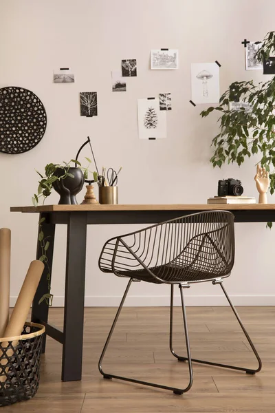 Stylish Composition Cozy Office Interior Metal Chair Wooden Table Plants — Stock fotografie