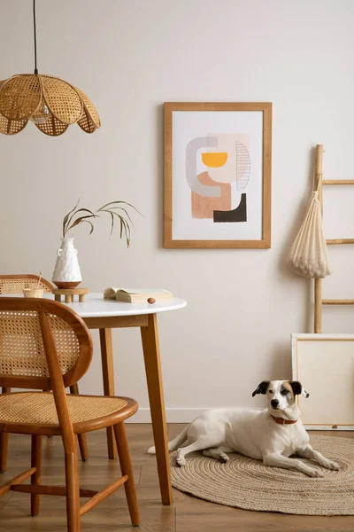 Стильная Столовая Круглым Столом Креслом Ротанга Собакой Ковре Плакатом Кухонными — стоковое фото
