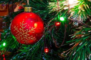 Arkaplan duvar kâğıdı için renkli Noel ve Yeni Yıl dekorasyonları veya metin için kopya alanı olan tasarım şablonu 