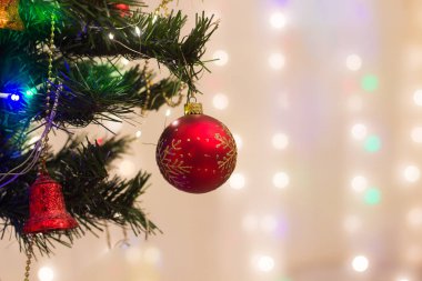 Arkaplan duvar kâğıdı için renkli Noel ve Yeni Yıl dekorasyonları veya metin için kopya alanı olan tasarım şablonu 