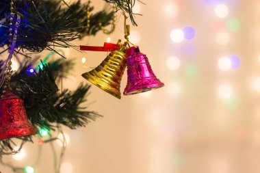 Arkaplan duvar kâğıdı için renkli Noel ve Yeni Yıl dekorasyonları veya metin için kopya alanı olan tasarım şablonu 