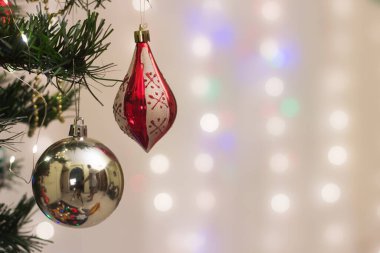 Arkaplan duvar kâğıdı için renkli Noel ve Yeni Yıl dekorasyonları veya metin için kopya alanı olan tasarım şablonu 