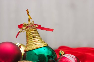 Arkaplan duvar kâğıdı için renkli Noel ve Yeni Yıl dekorasyonları veya metin için kopya alanı olan tasarım şablonu 