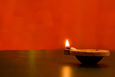 Arkaplan duvar kâğıdı için renkli Noel ve Yeni Yıl dekorasyonları veya metin için kopya alanı olan tasarım şablonu 