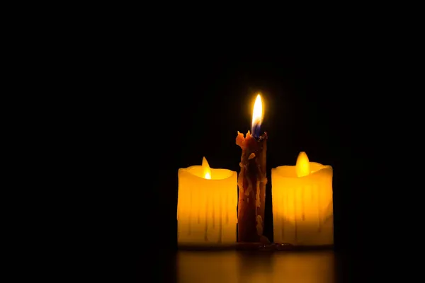 Chama Velas Perto Fundo Escuro Projeto Borda Luz Vela Velas — Fotografia de Stock