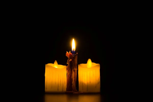 Chama Velas Perto Fundo Escuro Projeto Borda Luz Vela Velas — Fotografia de Stock