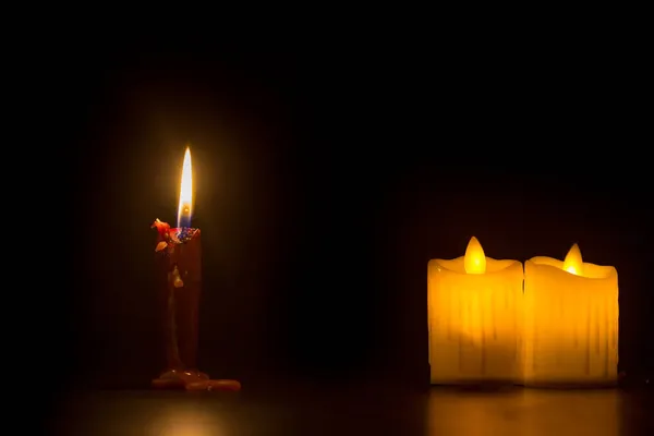 Kerzen Lodern Aus Nächster Nähe Auf Dunklem Grund Kerzenlicht Randgestaltung — Stockfoto