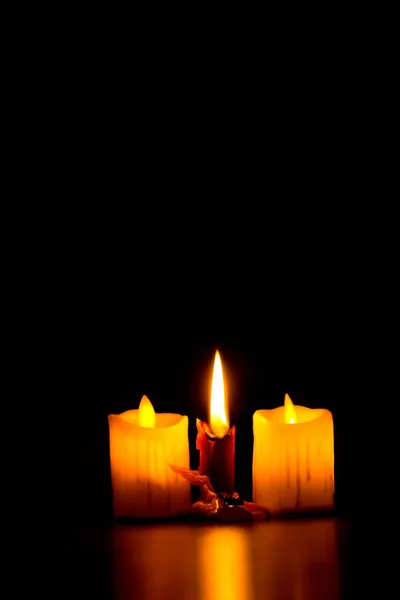 Κεριά Φλόγα Κοντά Ένα Σκοτεινό Φόντο Κερί Ελαφρύ Σχεδιασμό Συνόρων — Φωτογραφία Αρχείου