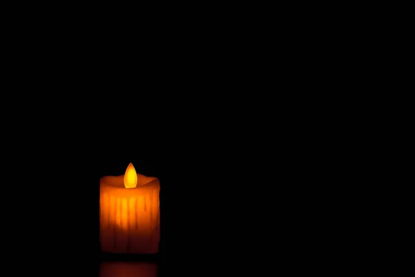 在黑暗的背景下燃起的圣诞烛光 很好地用于宗教仪式 宁静的心灵和灵魂或仪式 — 图库照片