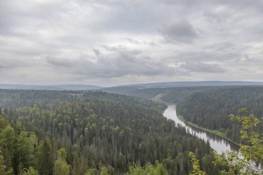 Nehirden kuzey ormanının uçsuz bucaksız genişliğine güzel bir manzara. Dağdan Tayga 'nın yeşil denizine bak..