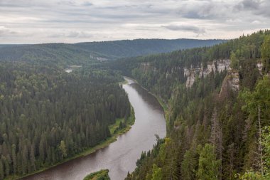 Nehirden kuzey ormanının uçsuz bucaksız genişliğine güzel bir manzara. Dağdan Tayga 'nın yeşil denizine bak..
