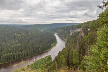 Nehirden kuzey ormanının uçsuz bucaksız genişliğine güzel bir manzara. Dağdan Tayga 'nın yeşil denizine bak..