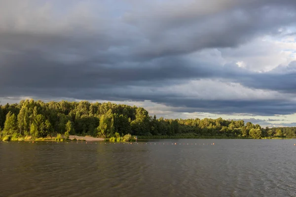 Bewölkter Himmel Über Dem Fluss Abend Malerische Landschaft Mit Wolken — Stockfoto