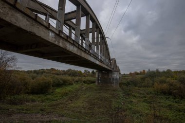 Nehrin üzerindeki eski demiryolu köprüsü. Güçlendirilmiş beton köprü yapısı.