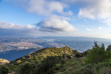 Dağlı görkemli bir manzara. Montserrat dağında manzara ve güzel gün batımı. Montserrat Katalan Doğal Parkı 'ndaki kaya oluşumları ve uçurumlar. Barselona, Katalonya, İspanya