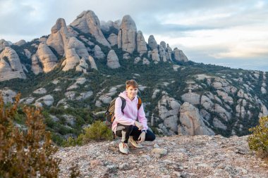 Genç adam dağlara bakıyor. Dağlar ve turist Montserrat İspanya manzarası.
