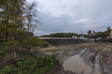 Nehir üzerinde bir köprü inşaatı. Metal tesisat güçlendirilmiş beton destekler için. İnşaat alanı, hazırlık çalışmaları.