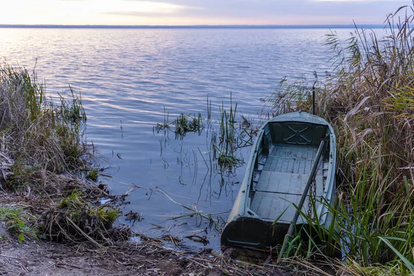 Красочный Восход Солнца Озере Рыбацкой Лодкой Осенний Пейзаж Озером Рано — стоковое фото