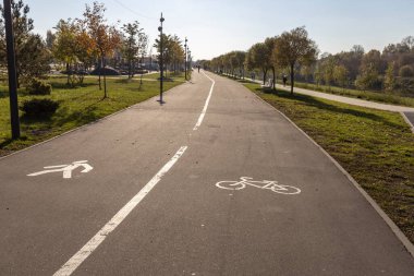 Yayalar ve bisikletçiler için beyaz yol işaretleri