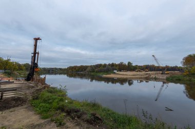 Nero Gölü kıyısında renkli bir gün doğumu. Sabahın erken saatlerinde gölü olan sonbahar manzarası. Ufukta parlak bir ışık çizgisi belirdi, şafak vakti..