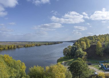 Nehir manzaralı sonbahar manzarası ve uçsuz bucaksız tarlalar. Nehir, tarla ve ağaçlarla panoramik manzara.