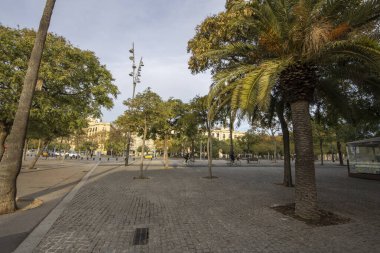Barselona, İspanya - 20 Kasım 2021: Barcelona 'da sabahın erken saatleri. Sokakta çok az insan ve araç var. Boş şehir