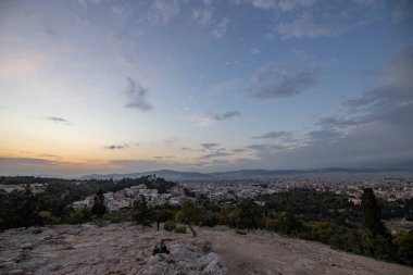 17 Kasım 2021: Akşam manzarası, bulutlu mavi gökyüzü, yumuşak ışık. Tepeden eski kasabaya manzaralı.