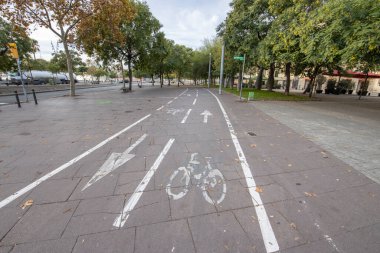 Barselona, İspanya - 20 Kasım 2021: Coronavirüs salgını nedeniyle şehir merkezinde döngü yolu boş. Sokakta çok az insan ve araç var. Boş şehir