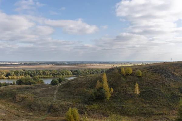 Вид Луга Бесконечные Просторы Сельской Местности Осенний Пейзаж Рекой Вдали — стоковое фото