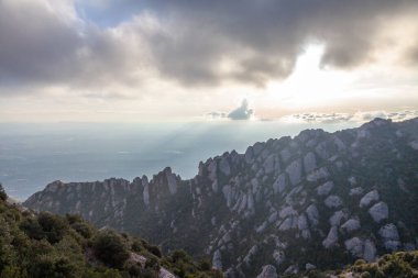 Dağlı görkemli bir manzara. Montserrat dağında manzara ve güzel gün batımı. Montserrat Katalan Doğal Parkı 'ndaki kaya oluşumları ve uçurumlar. Barselona, Katalonya, İspanya