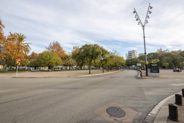 Barselona, İspanya - 20 Kasım 2021: Barcelona 'da sabahın erken saatleri. Sokakta çok az insan ve araç var. Boş şehir