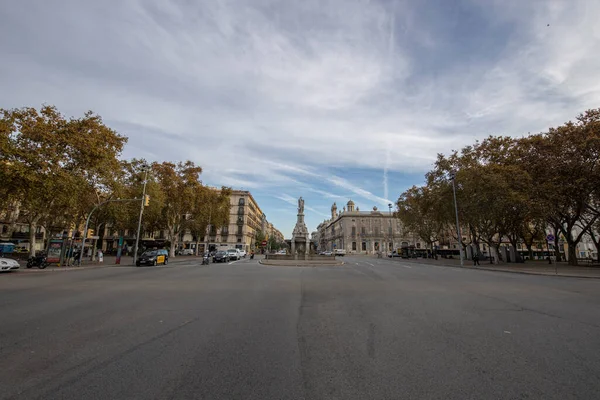 西班牙巴塞罗那 2021年11月20日 巴塞罗那清晨 街上几乎没有人和车辆 — 图库照片