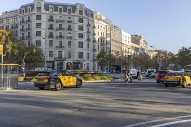 Passeig de Gracia, Barselona, İspanya - 22 Aralık 2021: Sabah trafiği