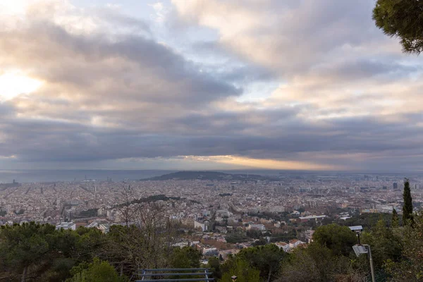 巴塞罗那从山上俯瞰着风景如画的风景 阳光穿过云彩 城市上空的天空很壮观 西班牙巴塞罗那秋天 — 图库照片