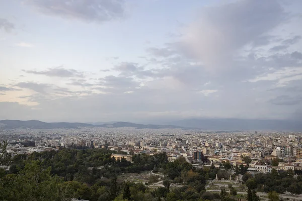 2021年11月17日雅典城市景观 夜晚风景 蓝天乌云 柔和的灯光 从山上到老城的风景如画 — 图库照片