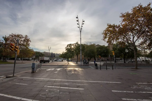スペインのバルセロナ 2021年11月20日 コロナウイルスのパンデミックにより 市内中心部のサイクル経路は空です 通りには人や車がほとんどいません 空の街 — ストック写真