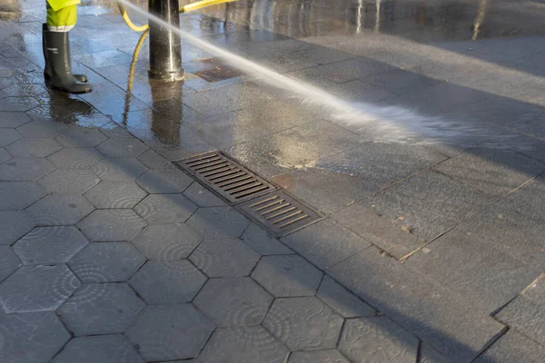 Barcelona Spanien December 2021 Man Tvättar Gatan Med Vatten Från Royaltyfria Stockfoton