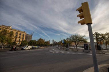 Barselona, İspanya - 20 Kasım 2021: Barcelona 'da sabahın erken saatleri. Sokakta çok az insan ve araç var. Boş şehir