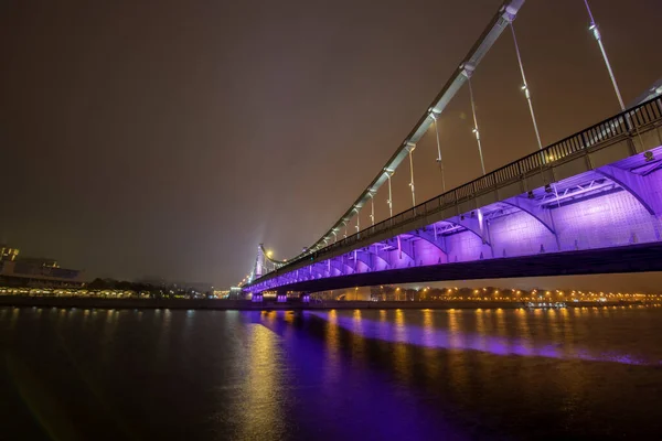 Ночной Город Тумане Освещённый Мост Яркое Освещение Ночного Моста Красочное — стоковое фото