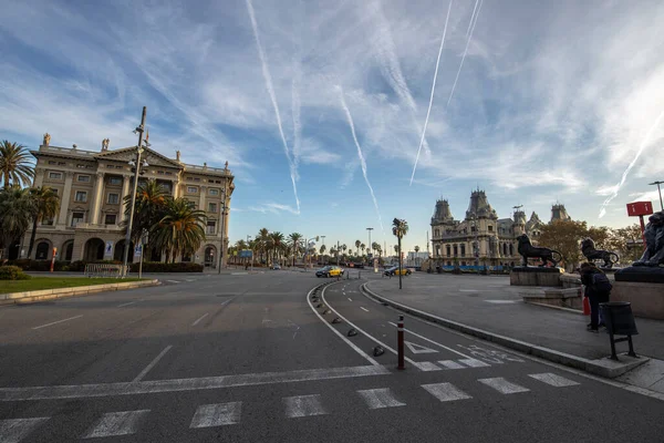 早朝にバルセロナ通り 週末の都市交通 バルセロナの空の通り — ストック写真