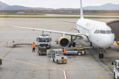 Atina, Yunanistan, 16 Kasım 2021: Uluslararası havaalanında yakıt ikmali ve bakım. Bagajları uçağa yüklüyorum..