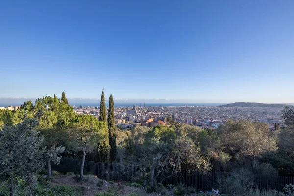 Вид Барселону Горы Солнечный День Городской Пейзаж Голубое Небо Над — стоковое фото