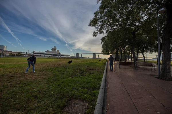 Barcelona Spain December 2021 Early Morning City Park Waterfront People — Stock Photo, Image