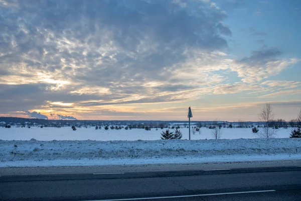 Зимовий Вечірній Пейзаж Дорога Передньому Плані Небо Заходу Сонця Над — стокове фото