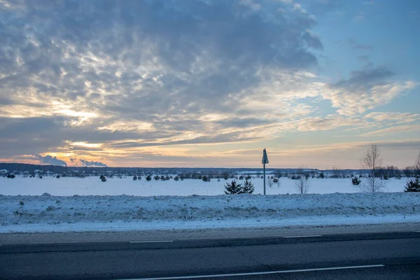 Paisaje Nocturno Invierno Carretera Primer Plano Cielo Del Atardecer Sobre —  Fotos de Stock