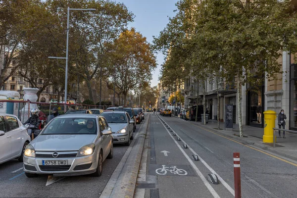 Passeig de Gracia, Barselona, İspanya - 22 Aralık 2021: sabah trafiği. Boş bisiklet yolu