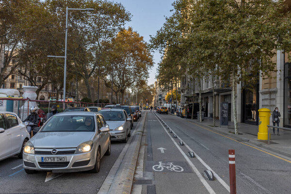 Passeig de Gracia, Barcelona, Spain - 22 December, 2021: Traffic in the morning. Пустой велосипедный маршрут